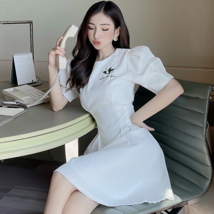 Gom Dress. Đầm may cách điệu, nền thêu tỉ mỉ