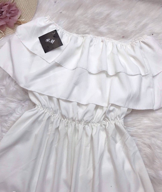 Váy trễ vai trắng