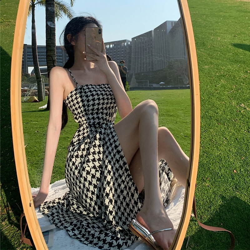 Váy đầm hai dây kẻ sọc màu đen đỏ xẻ tà sexy đi biển du lịch mùa hè phong cách Hàn Quốc