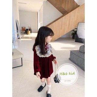 váy nhung đỏ phối cổ ren trắng