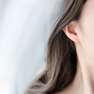Bông tai titan - khoen bấm half diamond circle