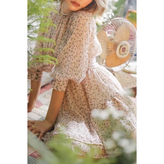 Đầm hoa hở lưng