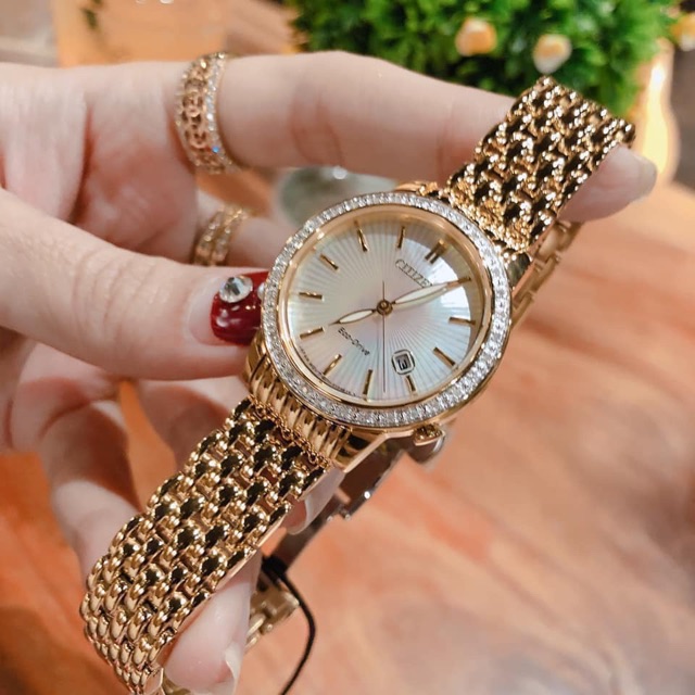 Đồng hồ nữ Citizen Diamond Benzel EW2282-52D 29mm máy Eco Drive năng lượng mặt trời, đính kim cương, dây mạ vàng