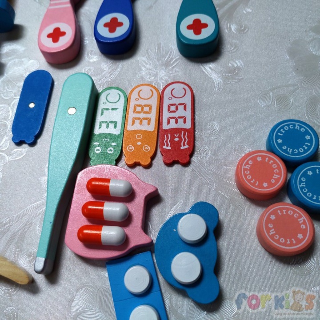 Bộ đồ chơi bác sĩ trẻ em, gồm hộp y tế y tá, tiêm ống nghe dụng cụ cho bé 2 - 6 tuổi đồ chơi gỗ Bonkids toys