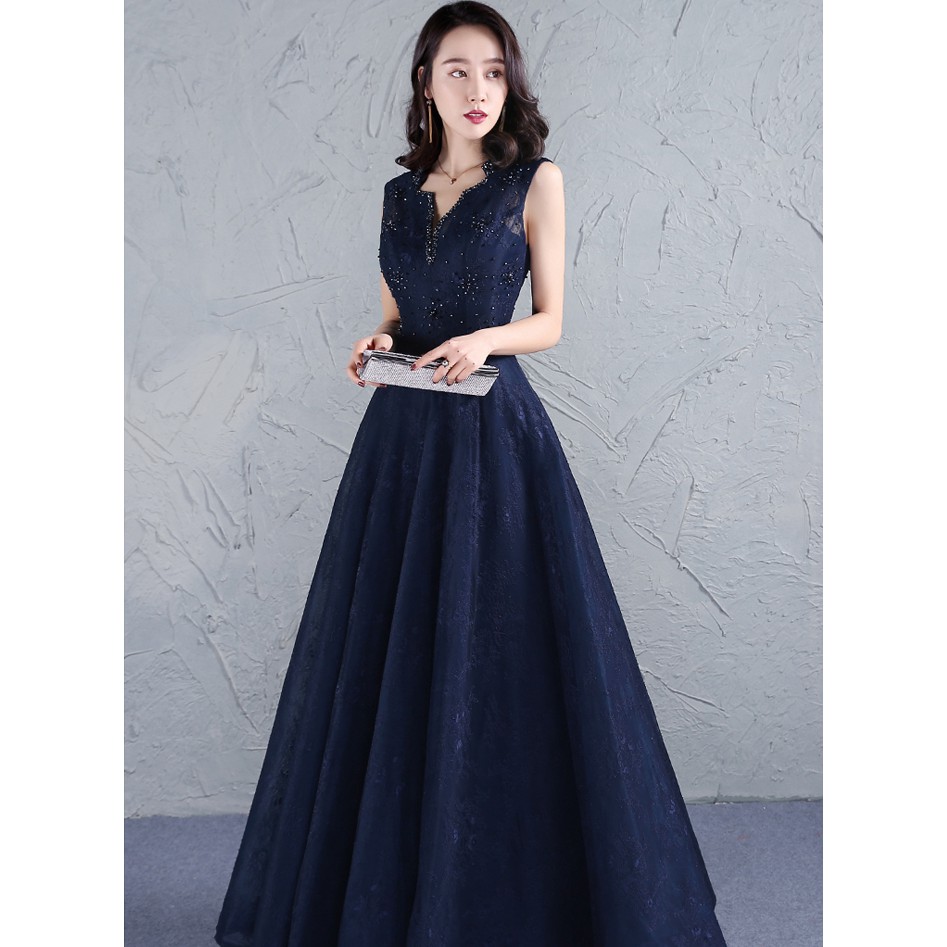 Váy dạ hội màu xanh sang trọng, nổi bật