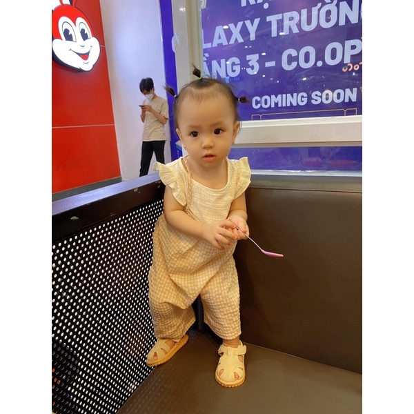 Set yếm hai dây kẻ caro chất liệu cotton Hàn và áo tay cánh tiên chất liệu xô muslin trắng cho bé gái