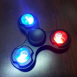 Fidget Spinner - Món đồ chơi Con Quay 3 Cánh Bằng Đồng có LED