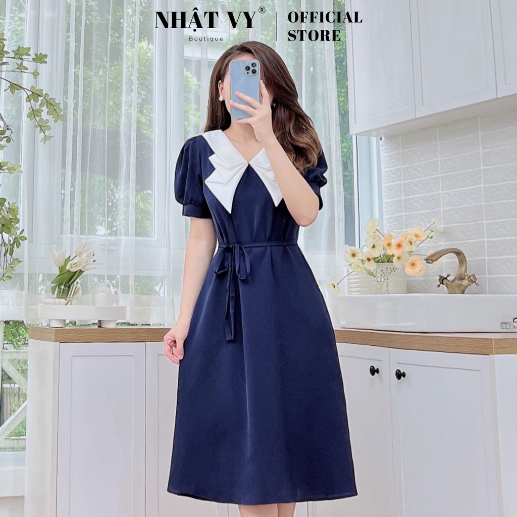 Váy Suông NHẬT VY Tay Ngắn Cổ V Phối Bèo Cách Điệu Kèm Dây Thắt Eo Chất Cotton Màu Vàng, X Bơ, X Biển - D2452