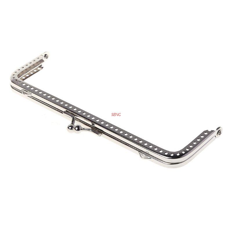 Ví cầm tay màu bạc có khóa cài kim loại dài 15cm