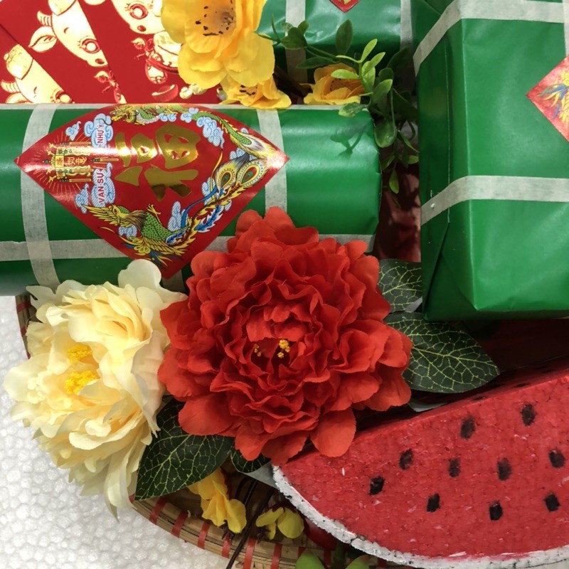 Mẹt tre đựng bánh chưng, bánh tét dưa hấu kèm phụ kiện trang trí Tết