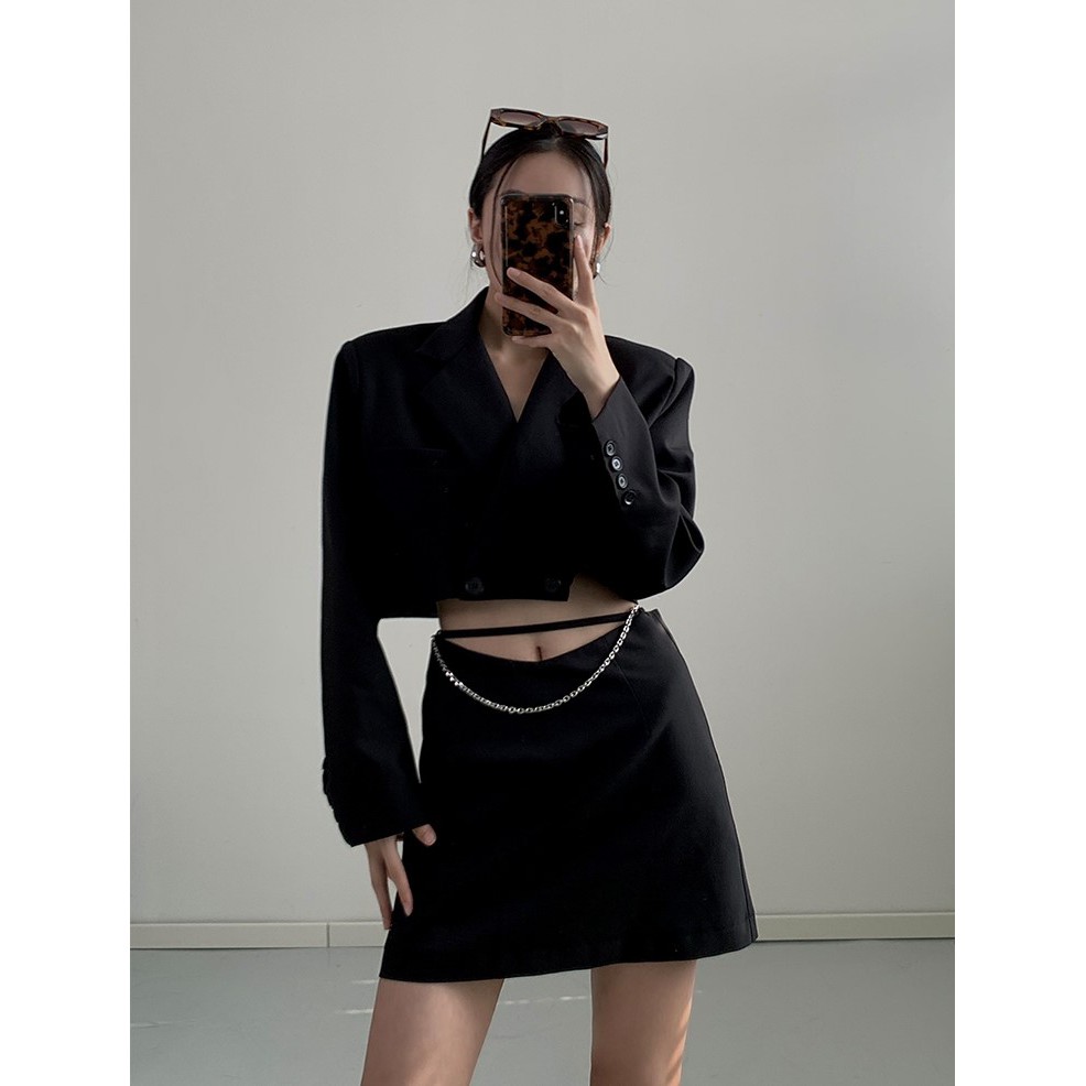 Áo blazer croptop nữ Kaylar Blazer màu đen dáng ngắn, chất liệu dày dặn - Uni By Heart