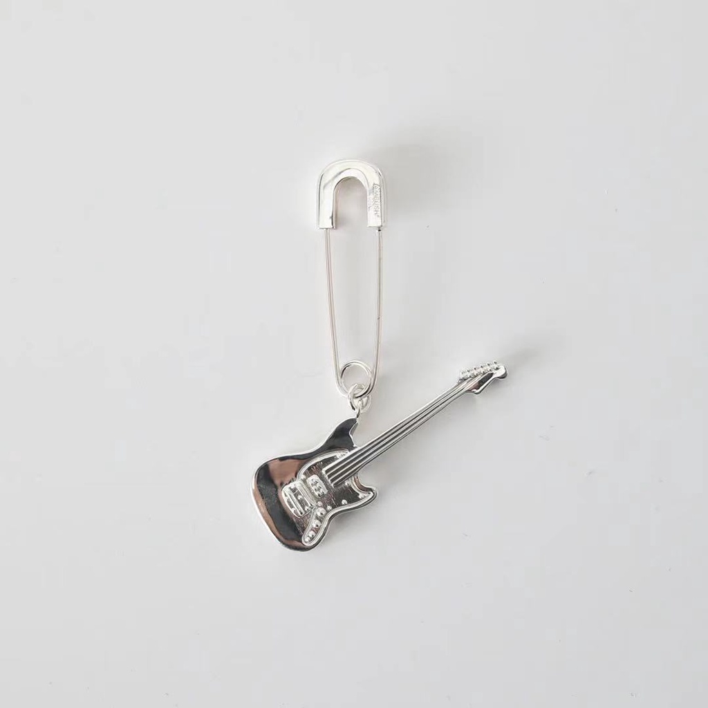 Khuyên tai Ambush guitar charm earrings ss21