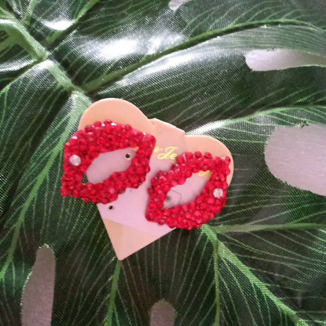 Khuyên Tai Hình Đôi Môi Độc Đáo