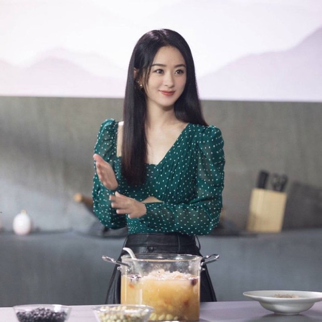 Áo kiểu chấm bi tay dài Triệu Lệ Dĩnh