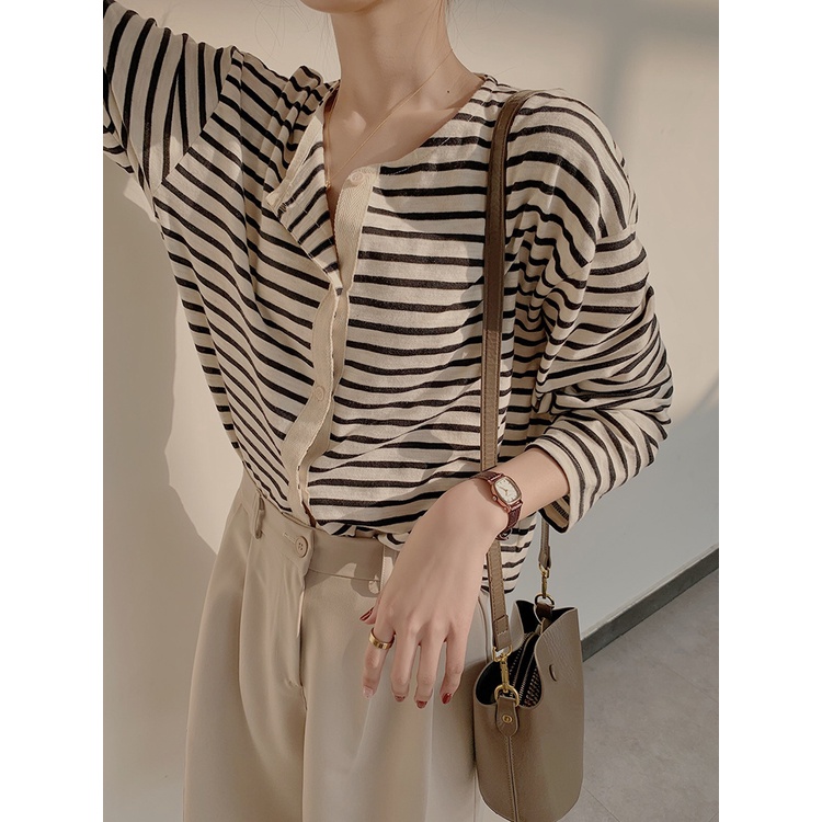 Cardigan cổ tròn kẻ ngang