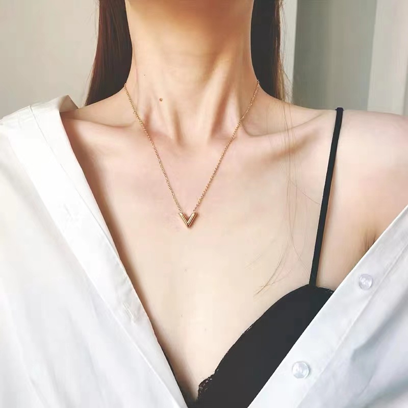 Dây chuyền thép titan mạ vàng 18K mặt chữ V thời trang Nhật Hàn dành cho nữ