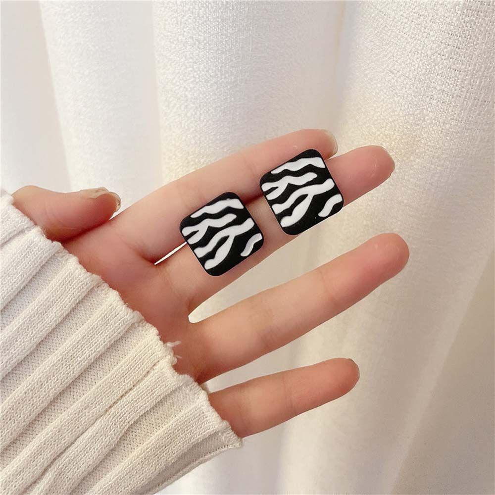 Bông Tai Hình Vuông Họa Tiết Kẻ Sọc Trắng Đen Thời Trang