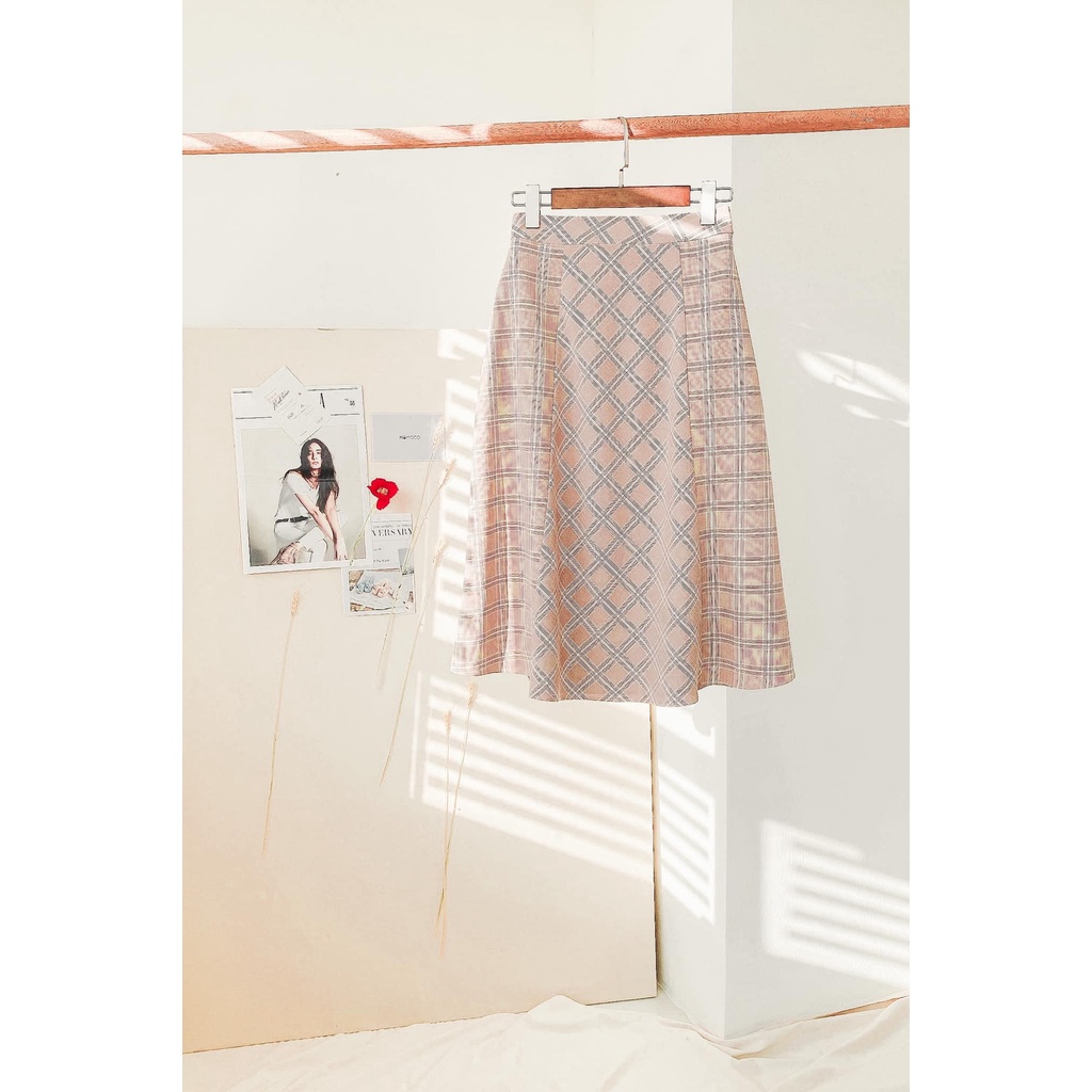 Chân Váy Midi Dáng Xòe Basic MOMOCO Chất Vải Cao Cấp Họa Tiết Kẻ Phong Cách Cá Tính M2503
