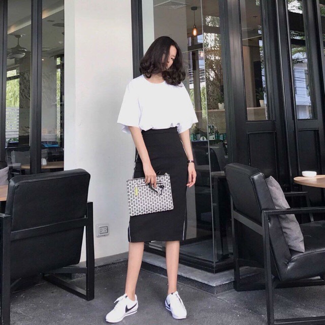 Set chân váy + pull trắng