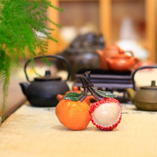 Quả vải đổi màu khi rót nước nóng làm đồ chơi bàn trà. Trang trí không gian thêm bắt mắt.