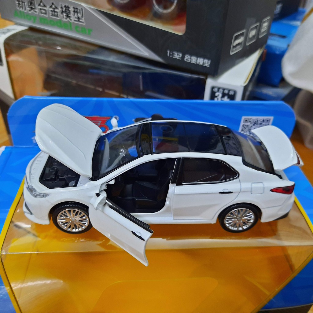 Đồ chơi trẻ em mô hình xe ô tô Camry 2019 tỉ lệ 1:32 - Xe đồ chơi trẻ em có âm thanh và đèn - Xe chạy cót