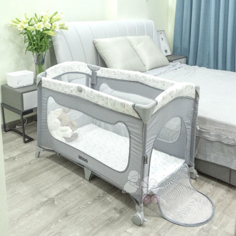 Nôi đưa điện Umoo 13166, Nôi cũi Umoo đa năng UM-08108 hạ thành kèm màn, treo nôi, có bánh xe hàng chính hãng