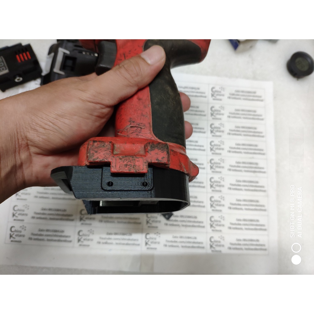 Đế chuyển chân khoan, vit Makita 12V dạng đút với lẫy 2 bên sang dùng hộp pin cài Makita