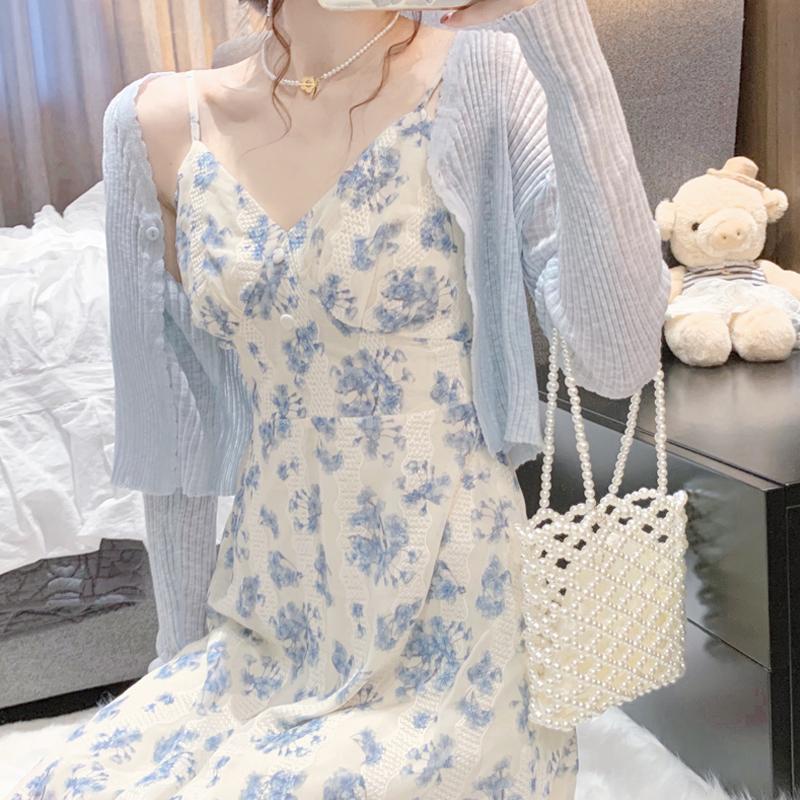 Bộ đồ một mảnh áo cardigan len mỏng + jumpsuit thắt nơ hoa với chân váy dài giữa gió nhẹ nhàng