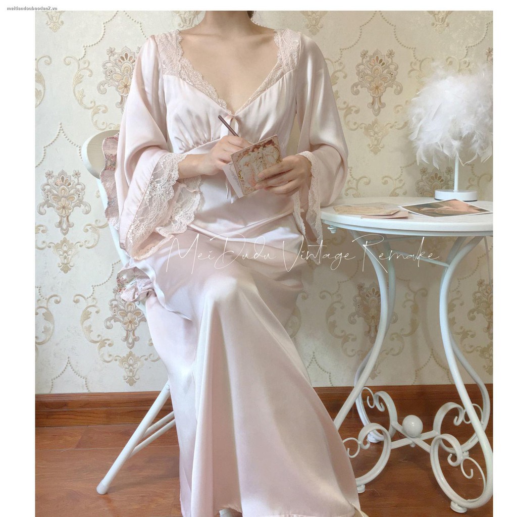 Đầm ngủ dài đến đầu gối cổ chữ V sâu bằng satin phối ren phong cách công chúa cung điện Pháp