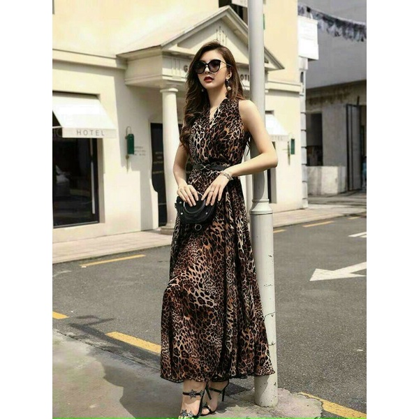 ĐẦM MAXI DA BEO CỔ V KÈM NỊTGiá 280k Chất: lụa mango lót thunMàu: hoạ tiết như hìnhKiểu dáng: đầm xoè dài cổ v xếp li