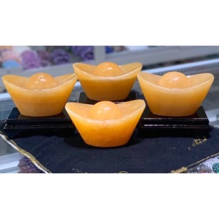 Thỏi vàng và đế gỗ trưng bày