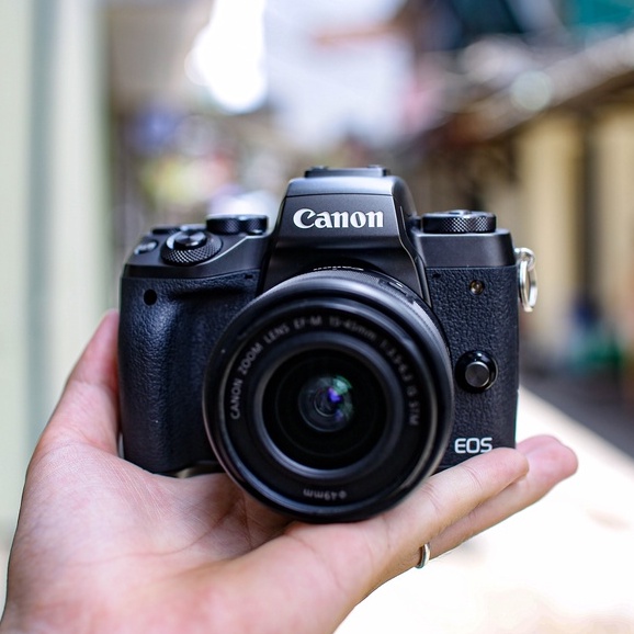 Bộ máy ảnh không gương lật (mirrorless) Canon EOS M5 kèm ống kính Canon EF-M 15-45mm F3.5-6.3 IS STM nhỏ gọn, tiện dụng