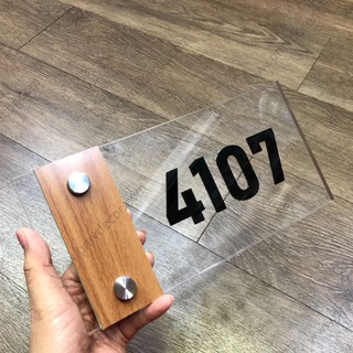 BẢNG, BIỂN SỐ NHÀ. Mica trong 8mm+ Alcorest vân gỗ, số nổi mica đen, ngoài trời. BSN-PMV47