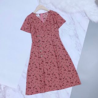 Váy tằm hoa hồng cổ V cúc lệch
