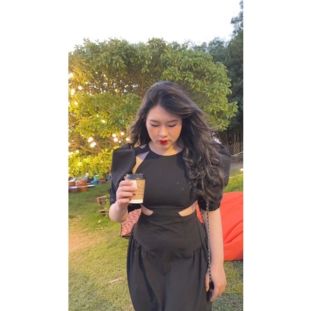 Đ42- Đầm dài tay phồng khoét eo