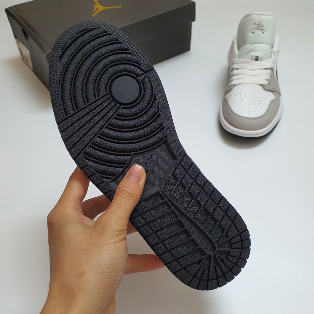 Giày Jordan 1 Low Trắng Xám Vạch Đen Cao Cấp Fulbox, Giày thể thao jordan 1 cổ thấp trắng xám mũi làm bằng da lộn cực êm