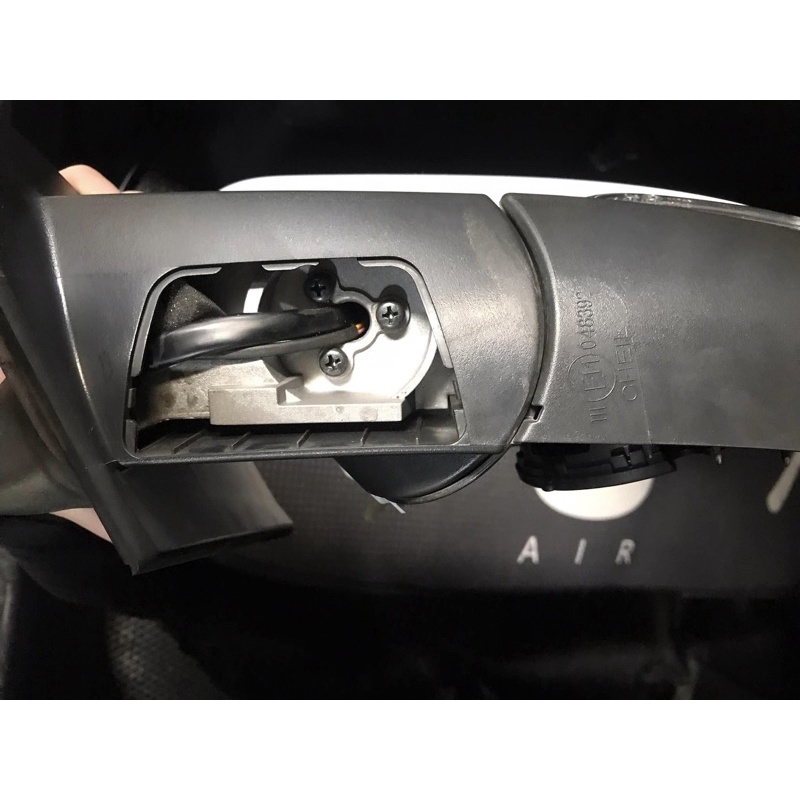 Miếng ốp dưới gương chiếu hậu bên lái và bên phụ xe VinFast Fadil