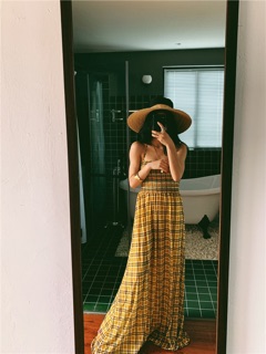 Váy maxi kẻ caro vàng cổ yếm.