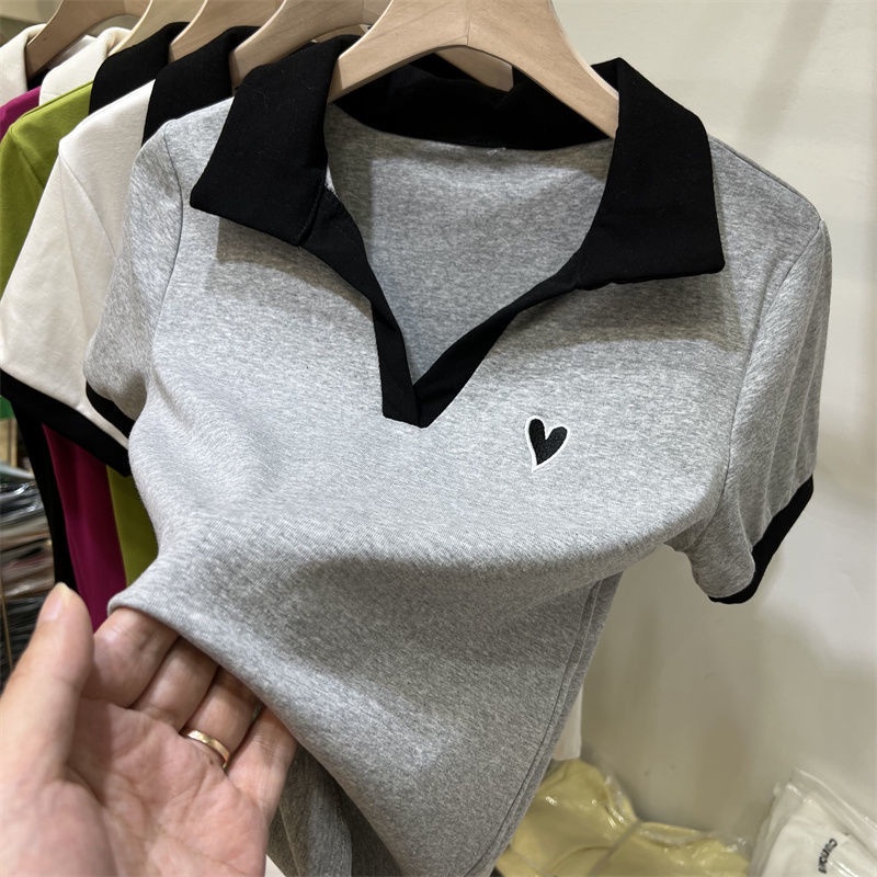 Áo polo Ngắn Tay Cổ Chữ V Thêu Hình Trái Tim Màu Sắc Tương Phản Phong Cách Mỹ Cho Nữ