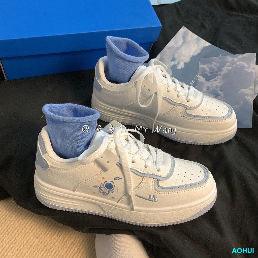 Yêu thương nữ phi hành gia thể thao giày trắng