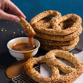 Set Bột làm bánh Pretzel Auntie Anne’s (Mỹ) - Vị Hạnh nhân & Truyền thống (855gr)