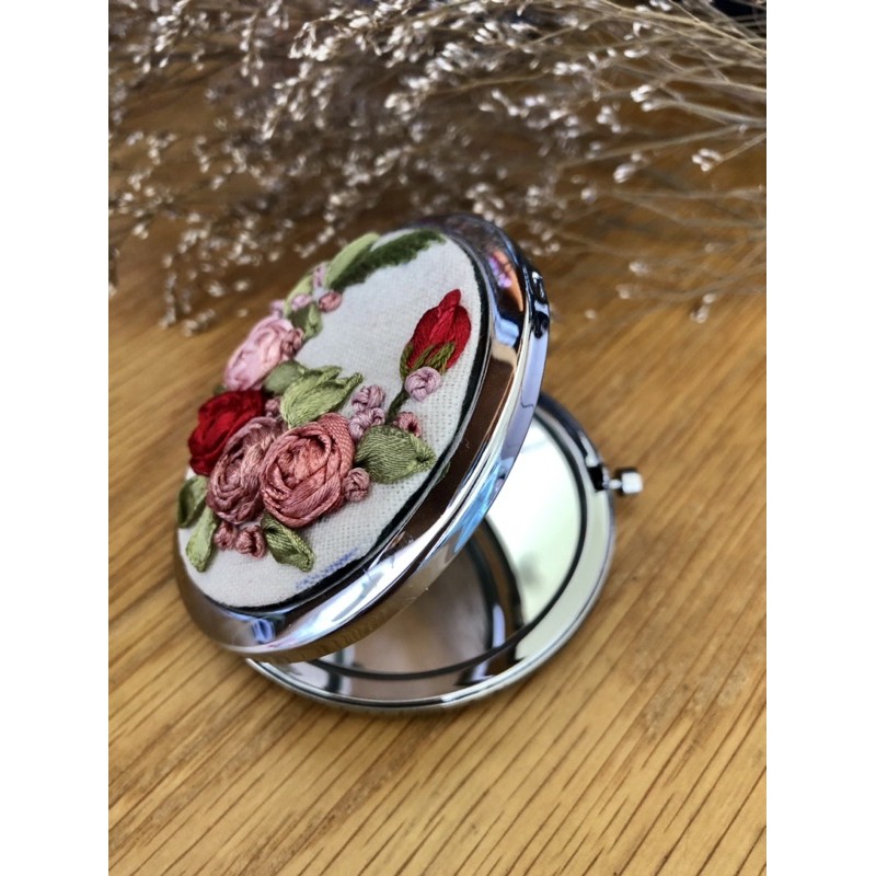 Gương thêu handmade