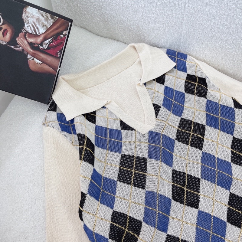 Áo croptop hoạ tiết quả trám tay dài cổ bẻ