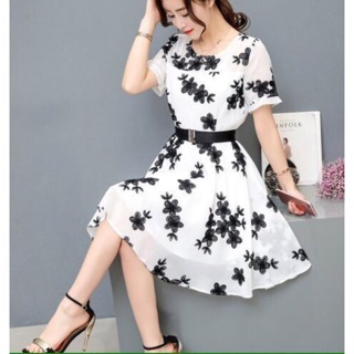 Đầm xòe hoa thêu đen