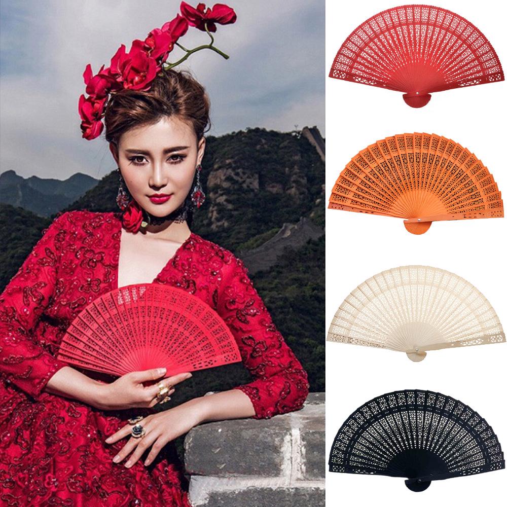 Quạt xếp bằng gỗ phong cách vintage