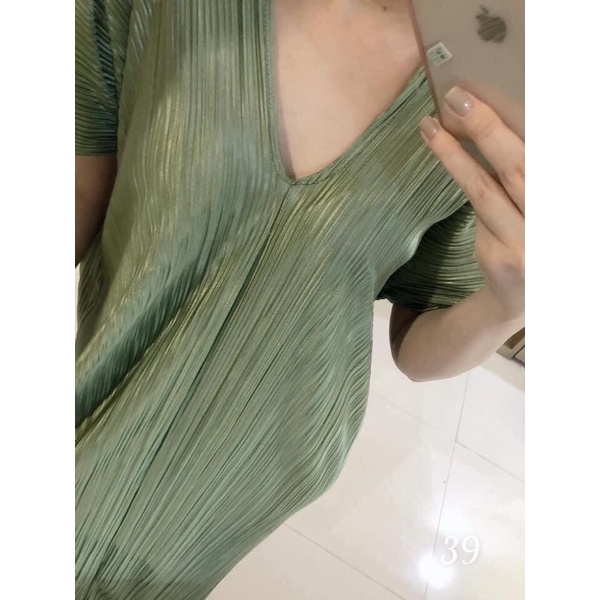 Váy cổ chữ V xếp ly nhỏ dáng xuông Thái