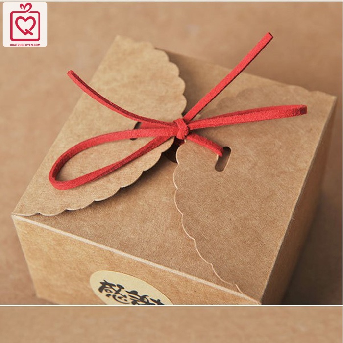 Hộp quà sinh nhật kraft vuông nắp cài thắt nơ kèm rơm lót, hộp giấy kraft mini 2 màu
