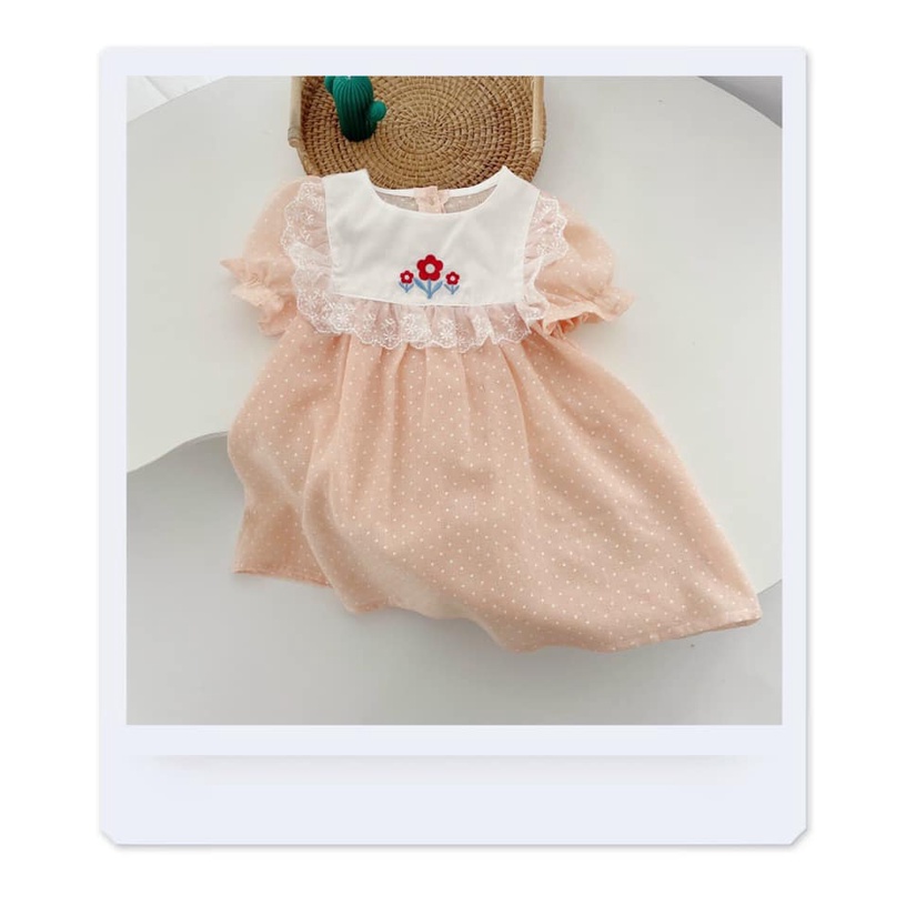 Váy chấm bi cổ thêu