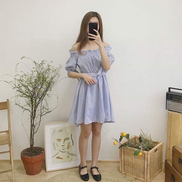 Váy kẻ trễ vai