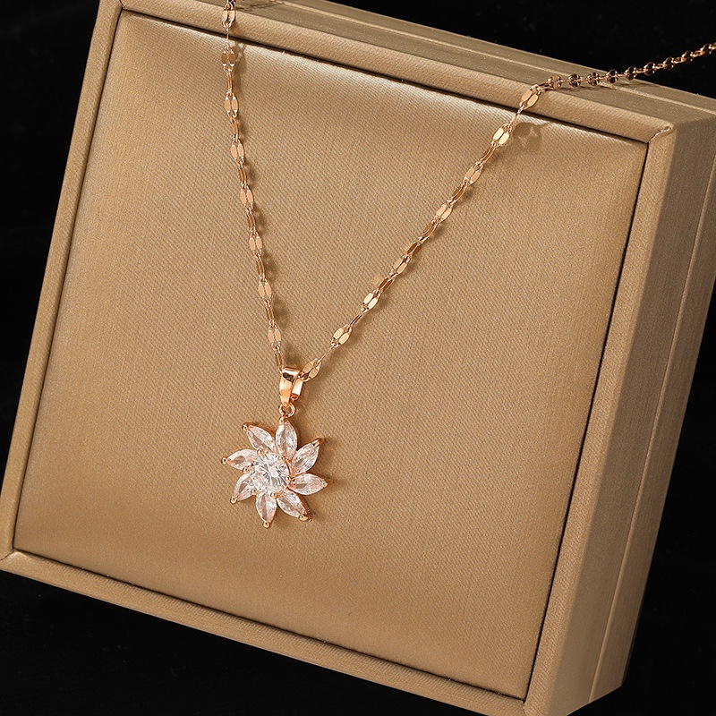 [Không đen gỉ] Dây chuyền nữ thép titan mạ vàng mặt hoa gắn đá TB544